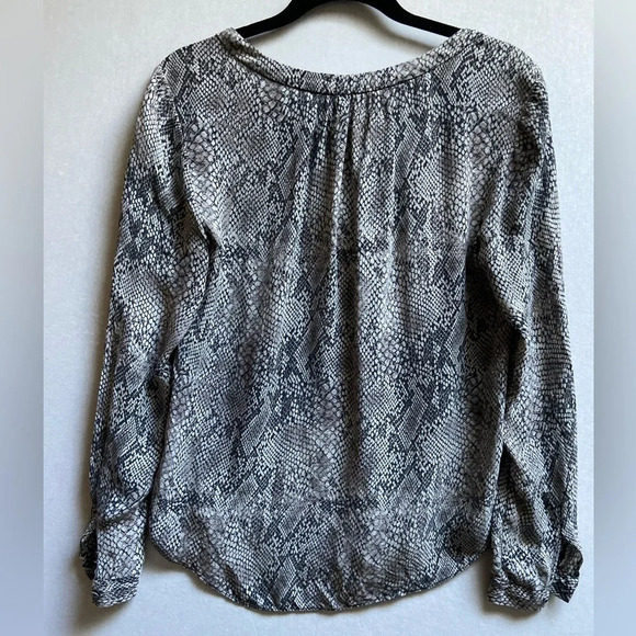 Talula Babaton Aritzia 100% silk python  pattern 3/4 sleeve blouse Sz S - Picture 2 of 9